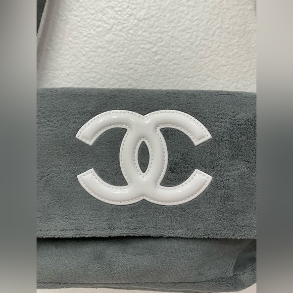 NIP Chanel Beauty Grey Crossbody Bag with Iconic White Logo - Picture 2 of 7